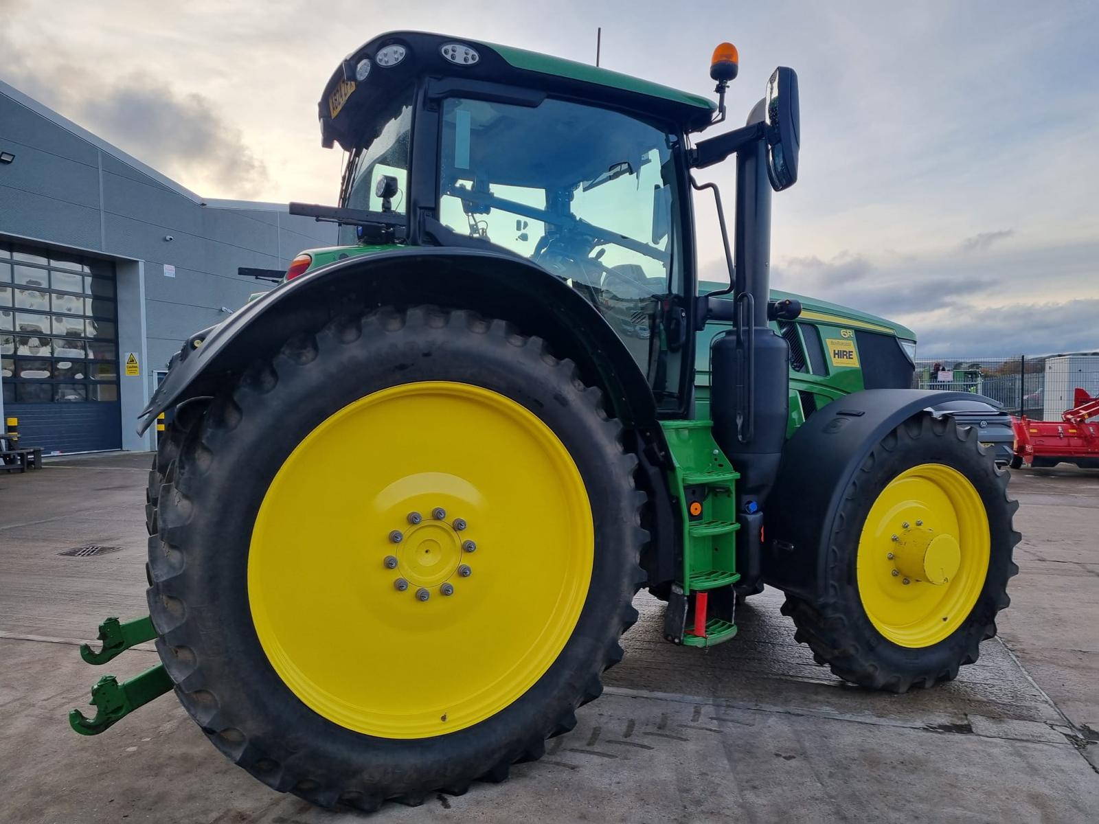John Deere 6r215