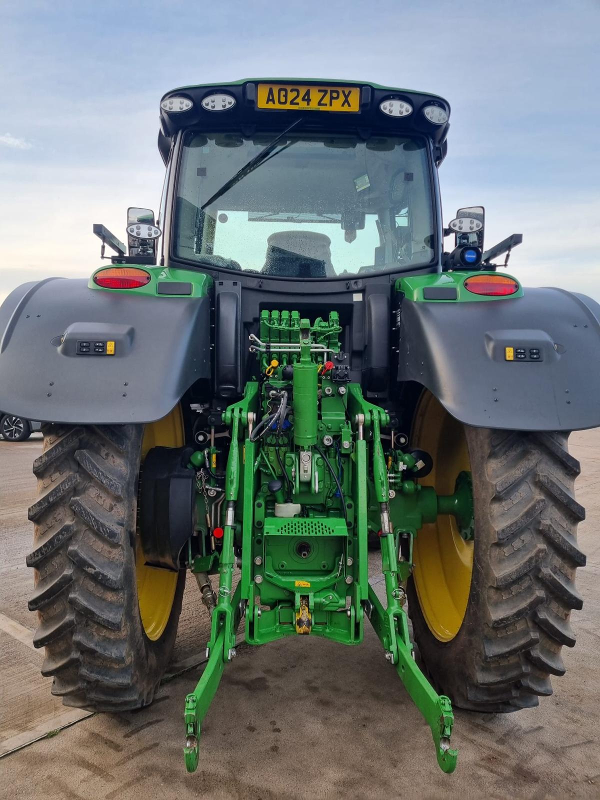 John Deere 6r215