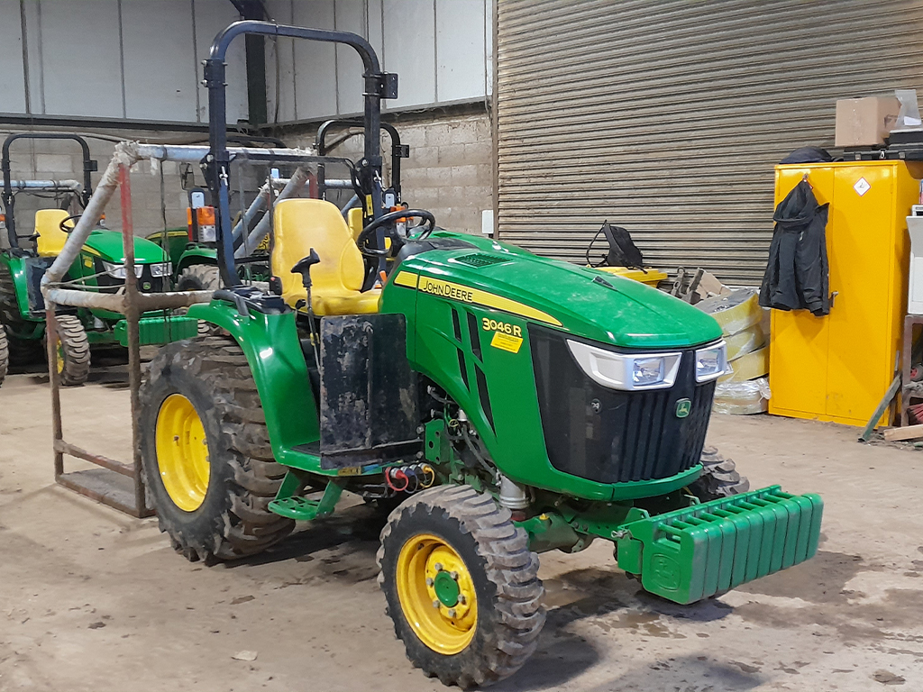 John Deere 3046r Rops It