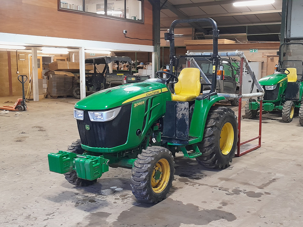 John Deere 3046r Rops It