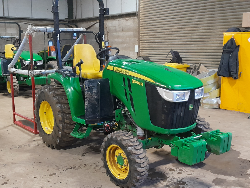 John Deere 3046r Rops It