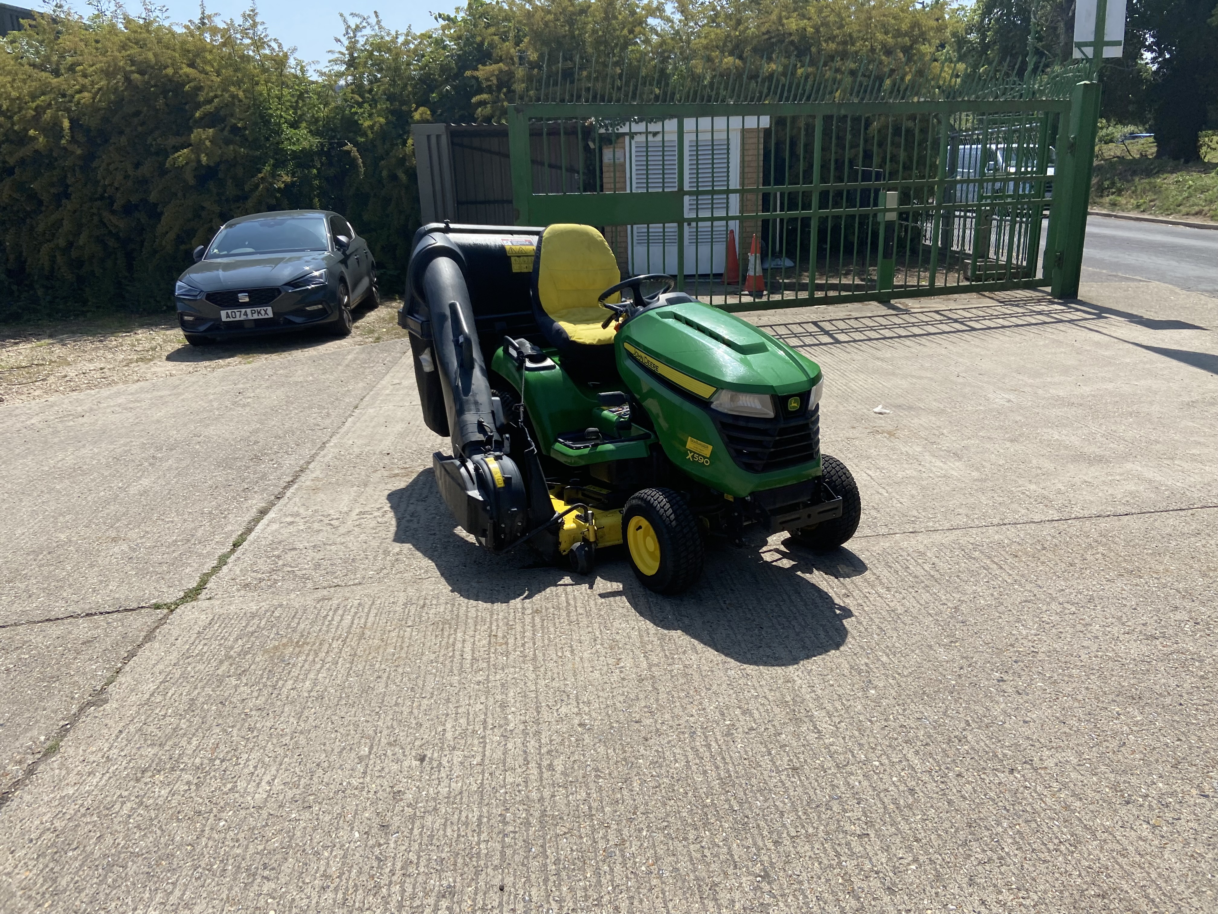 John Deere X590